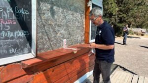 La Dirección de Comercio actua en la zona de la playa pública del Lago Correntoso.