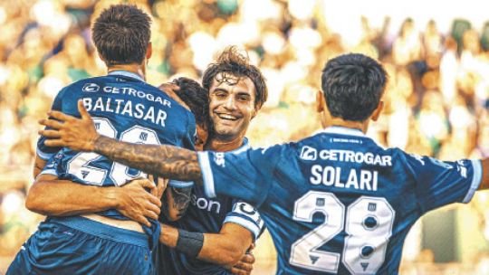 Racing golpeó en momentos claves, se llevó un triunfo de Banfield y festejó con su gente