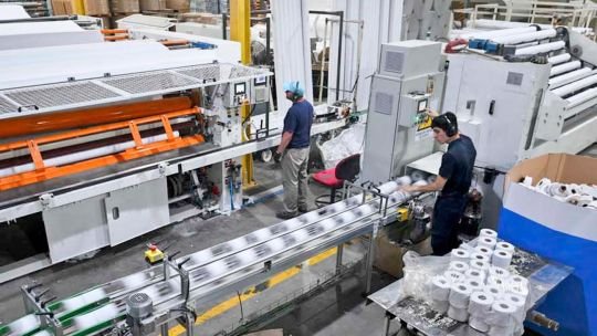 La industria y la construcción crecieron en 2025, según el INDEC