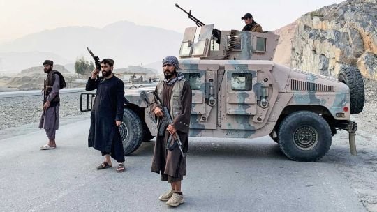 Pakistán bombardea Afganistán: la guerra que sacude al mundo islámico