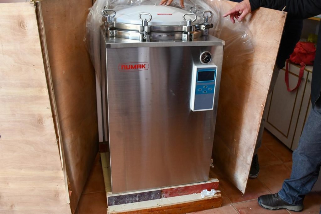 El Intendente Javier Murer incorporó una nueva máquina autoclave para fortalecer la producción local.