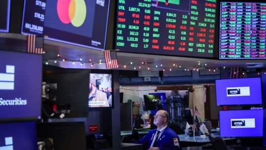 Suben bonos y ADRs y el riesgo país queda cerca de perforar los 500 puntos