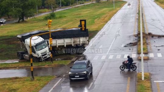 Ruta 11: un camión derrapó bajo la lluvia y chocó contra un semáforo y luminarias