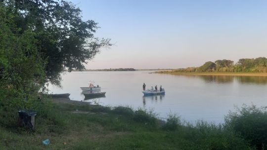 Tragedia en Corrientes: un joven murió ahogado en el río Paraná y un policía rescató a una niña