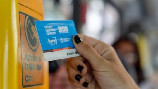 Llaryora confirmó que la provincia financiará el 100% del Boleto Educativo