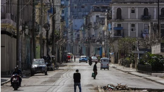 Aumenta la escasez de combustible en Cuba y los conductores deben registrarse en una app y pagar en dólares