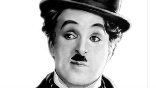 Chaplin, “Tiempos Modernos” y la advertencia sobre presión laboral, autoexplotación y deshumanización