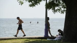 Alerta por tormentas fuertes en el centro del país y temperaturas agradables en el AMBA