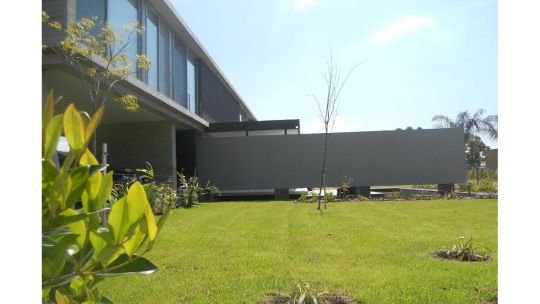 La casa del futuro cercano: Tecnología y diseño orgánico redefinen el lujo en 2026