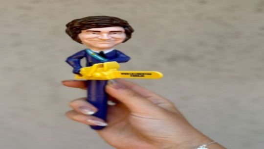 El merchandising de Milei llegó al Congreso: la lapicera con motosierra y frases icónicas