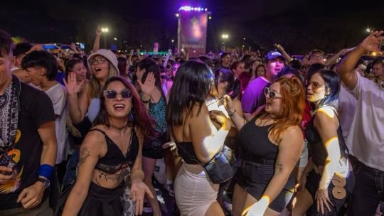 Música para todos los gustos y al aire libre en la noche porteña