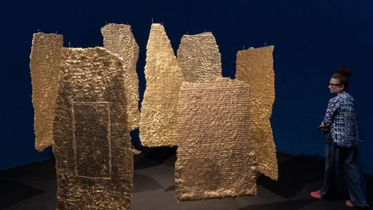 Olga de Amaral en el Malba: seis décadas de arte textil que desdibujan los límites del lenguaje contemporáneo