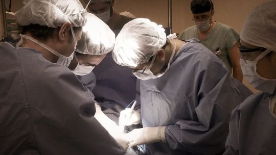 Desarrollando una técnica inédita en el mundo, cirujanos argentinos salvan dos embarazos de alto riesgo