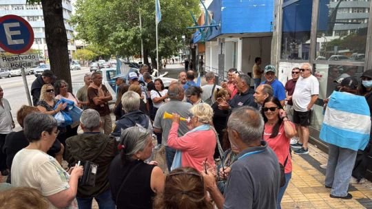 Reclamo policial en Mar del Plata: exoficiales protestaron por salarios y un comisario fue golpeado durante la manifestación