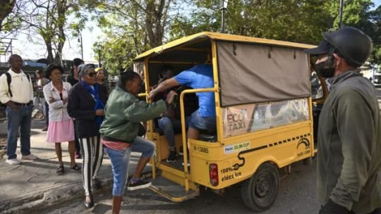 Triciclos eléctricos para 8 pasajeros, la salida de los cubanos ante la falta de combustibles