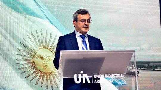 La UIA le lleva a Luis Caputo un plan para reactivar la actividad económica y desactivar la crisis industrial