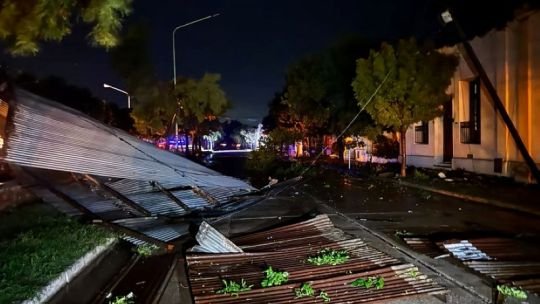Fuerte temporal en Coronel Moldes: voladura de techos, caída de postes y vientos de hasta 120 km/h