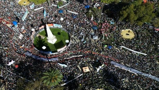 A 50 años del Golpe y con una Plaza de Mayo, comenzó el acto para blindar la Memoria