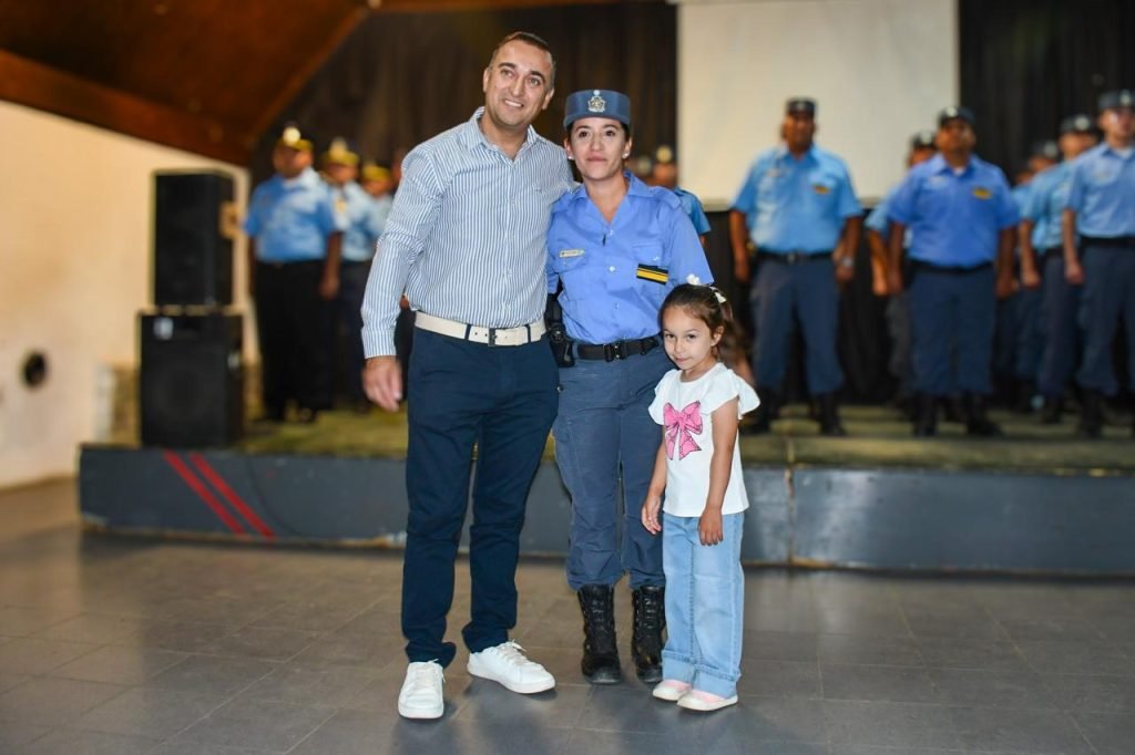 Se realizó la Ceremonia de imposición de jerarquía en la Policía de Neuquén, este evento reconoce el esfuerzo y dedicación de los efectivos policiales.