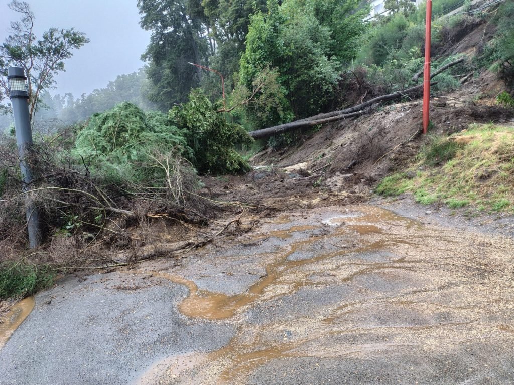 Cierre preventivo del acceso a Playa Correntoso por deslizamiento en el sendero.