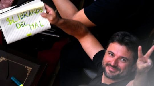 El provocador cartel de Juan Grabois contra el presidente Milei: “$Líbranos del mal”