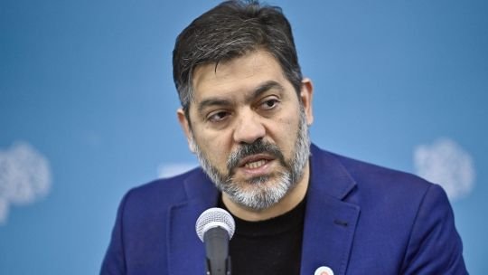 Ministro de Kicillof cuestionó a Milei y a Adorni: “Están más sucios que una papa”