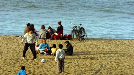 Clima en Mar del Plata: cielo algo nublado y vientos moderados del sector este