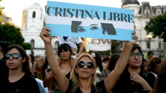 Afuera del departamento de Cristina Kirchner, la militancia espera su traslado a Comodoro Py