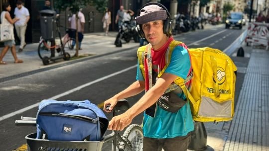 Choferes y repartidores de apps: jornadas de hasta 10 horas y un ingreso que depende del algoritmo