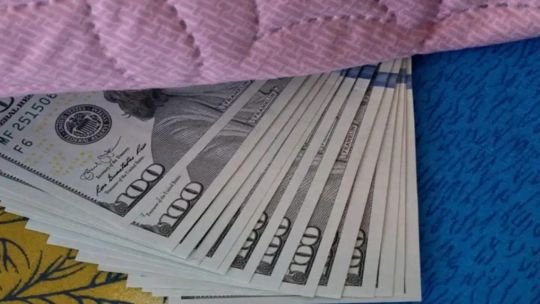 Persiste la tendencia de la sociedad a seguir guardando dólares debajo del colchón: “Es por la incertidumbre que existe”