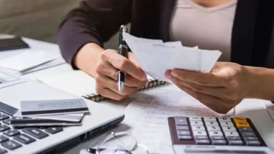 La Libertad Endeuda: 6 de 10 familias toman deuda para comer o servicios, y 9 de cada 10 tiene problemas para pagar