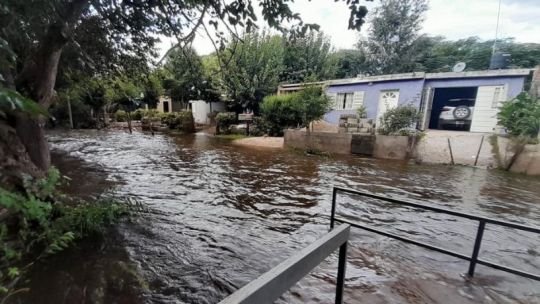 28 familias afectadas por la crecida del río en La Calera; el municipio denuncia falta de coordinación