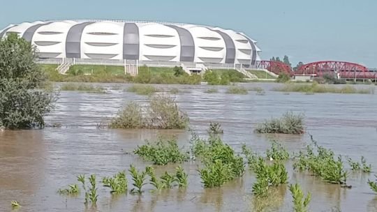 Sigue el alerta roja en Santiago del Estero: el río desbordó y está a metros del Estadio Unico