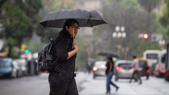 Clima en Ciudad de Buenos Aires: alerta por chaparrones y ambiente muy pesado con máximas de 29°C