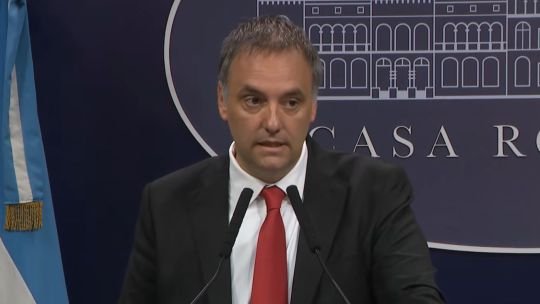 Manuel Adorni se arrepintió de decir que fue a Nueva York a “deslomarse”: “Frase desafortunada”
