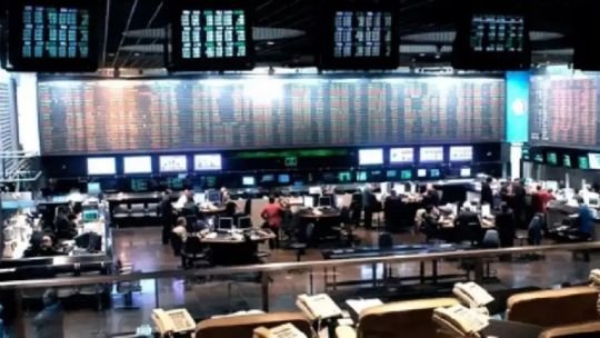 El Riesgo País escala hasta los 583 puntos básicos en medio de una jornada de alta volatilidad