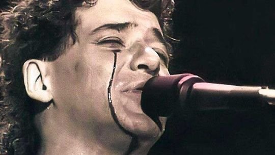 Rock, poesía, estimulantes, anarquía, infancia atroz y muerte joven, datos esenciales sobre Miguel Abuelo en su 80° aniversario