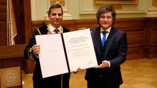 Con otro doctorado Honoris Causa y tras escala en Canarias, Javier Milei regresó al país