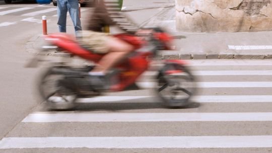 Iba sin casco y adelantó por la derecha: por qué perdió el juicio tras un grave siniestro vial