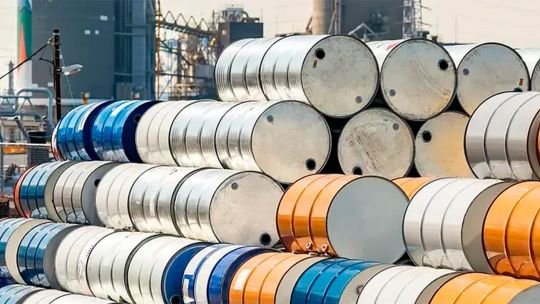 Petróleo en alza: los bancos centrales frenan la baja de tasas por la presión inflacionaria