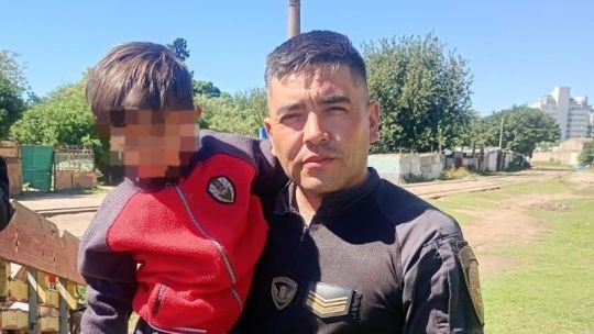 Un policía rescató a un nene de 3 años de ser atropellado por un tren