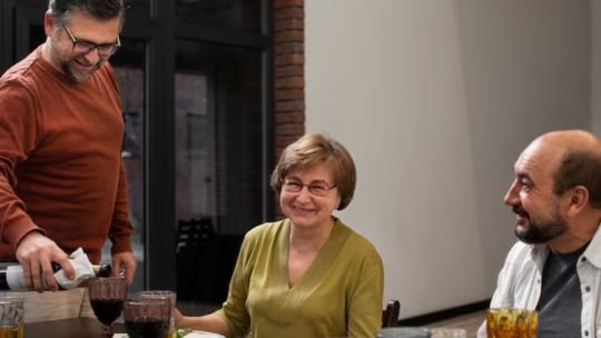 Por qué cenar tarde puede afectar tu salud después de los 40 años