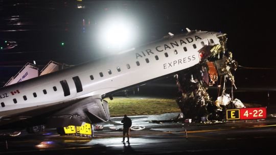 Chocó un avión con un camión de bomberos en el aeropuerto La Guardia de Nueva York: hay dos muertos