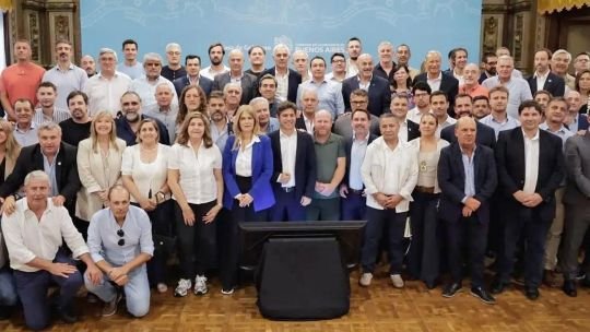 Kicillof amplía su juego y se posiciona como una voz federal ante la motosierra de Milei