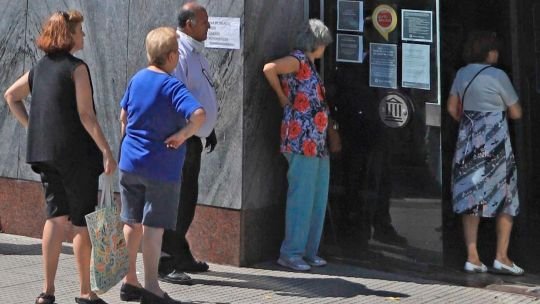 Benedetti advirtió que los jubilados de Arroyito pagan la luz por día para no quedar a oscuras porque no llegan a fin de mes