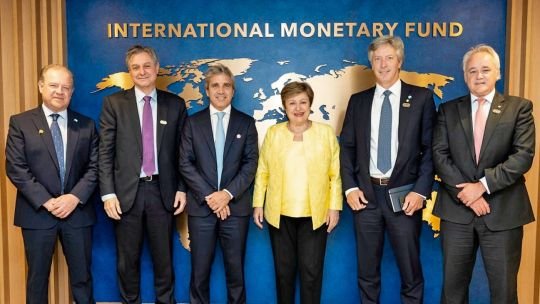 Luis Caputo sortea el test con los bonistas de julio, pero para el mercado es clave salir a emitir deuda