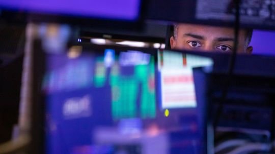 Riesgo país se desploma a 563 puntos y los bonos argentinos trepan tras la tregua global