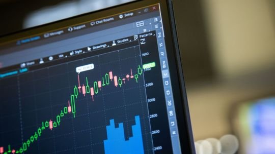 Lunes volátil para el petróleo: tras superar los US0, el crudo recorta ganancias mientras el mercado espera definiciones sobre Irán