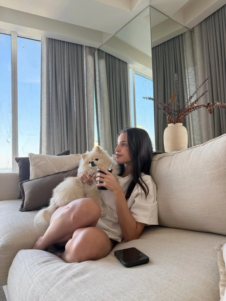 Mar, amigos y una ausencia llamativa: las vacaciones de Emilia Mernes tras el escándalo con Tini Stoessel y María Becerra