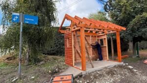 La Municipalidad avanza con el mantenimiento y mejora de las garitas de colectivos en Villa La Angostura.